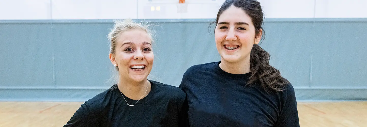 Två glada tjejer efter en basketmatch