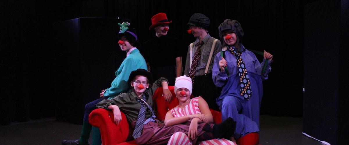 En grupp med skådespelare utklädda till clowner.